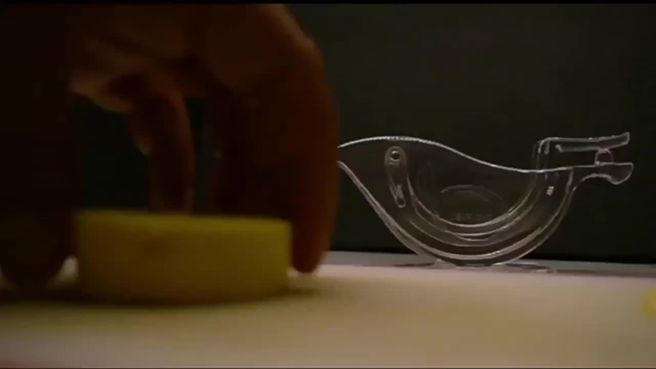 Kreative manuelle Zitruspresse in Vogelform