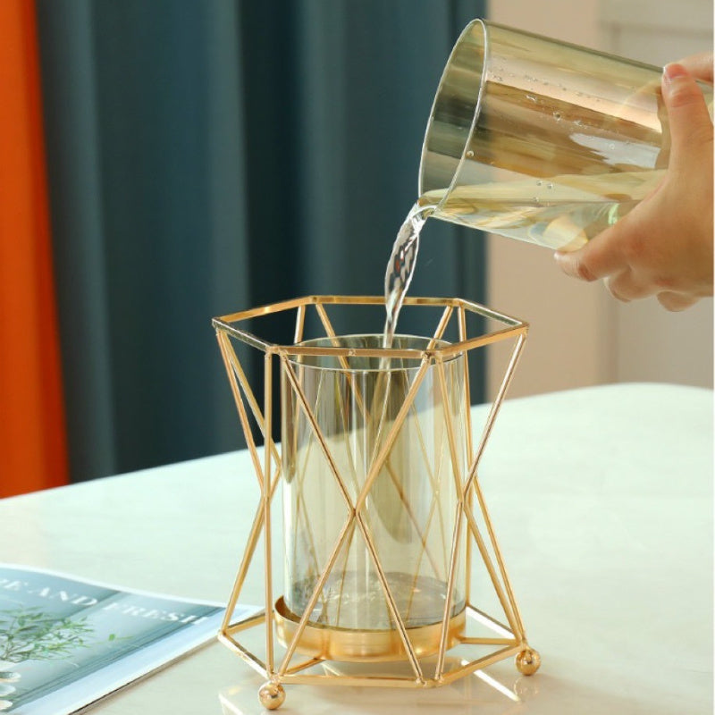 Elegante Blumenvase aus Eisenkunst