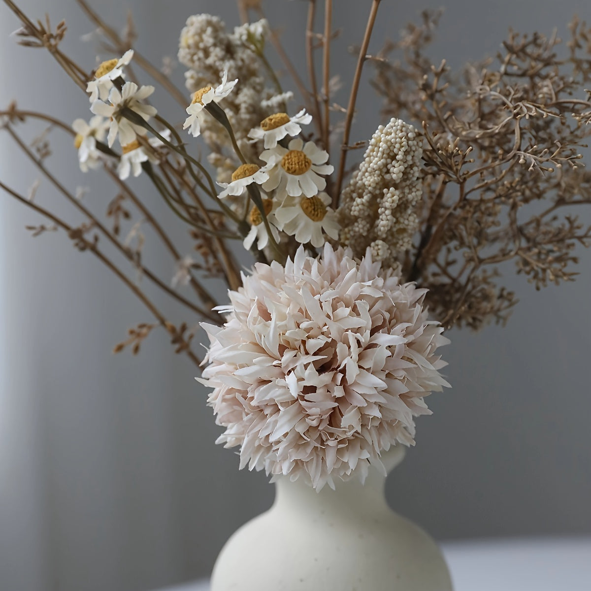 Moderner Blumenkugel-Strauß aus Kunstblumen