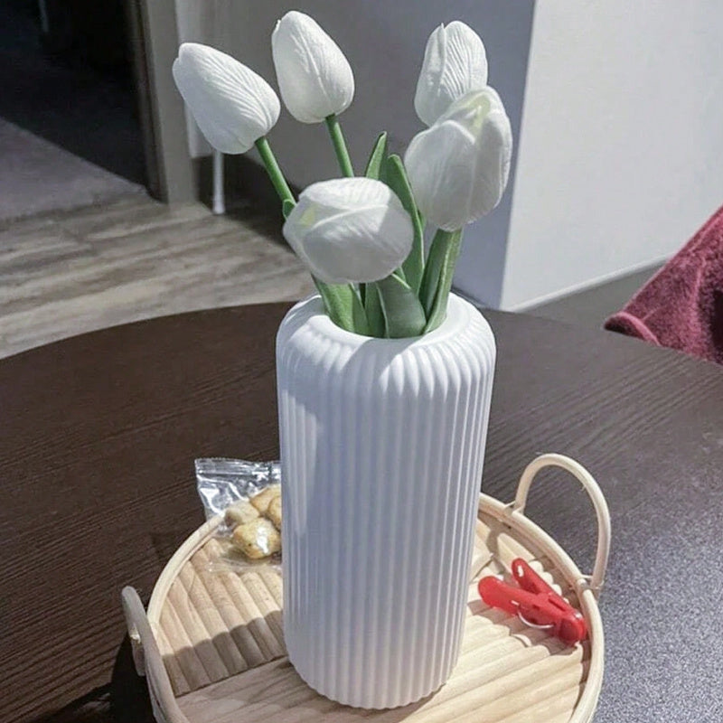 Elegante Weiße Gerippte Vase aus Kunststoff