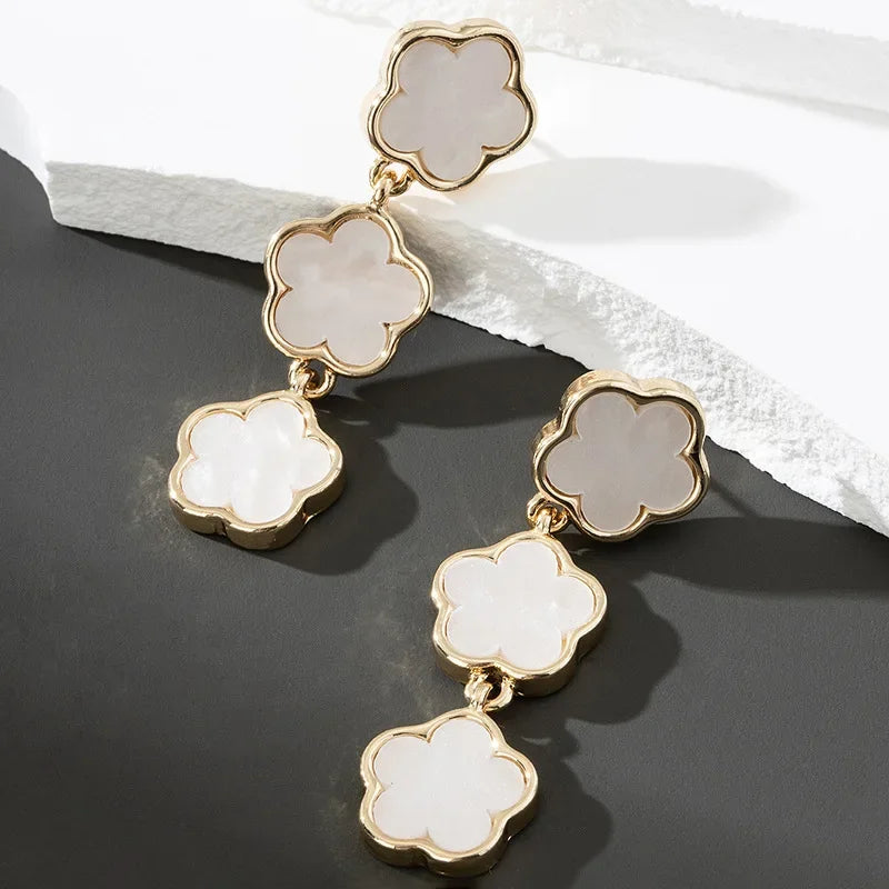 Charmante Ohrhänger mit Glücksmotiv (Fünfblättrige Blume)