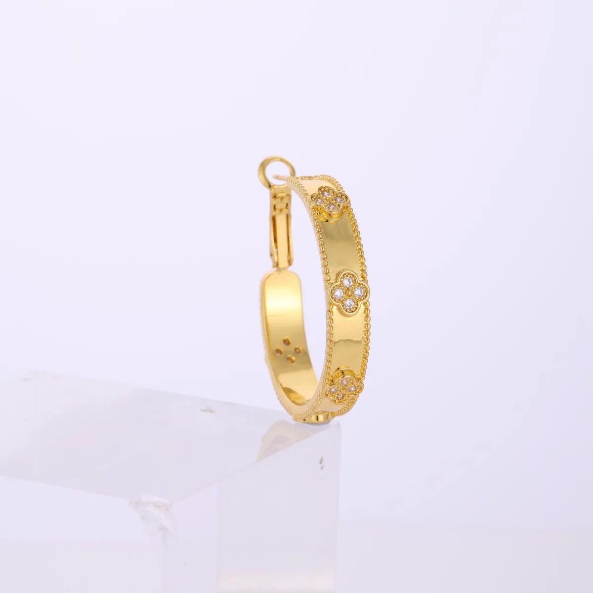 Luxuriöse ZAKOL Creolen mit vierblättriger Blume (18K vergoldet)