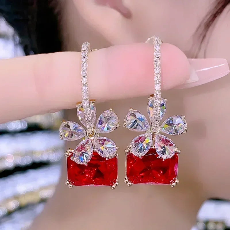 Charmante Ohrhänger mit Glücksmotiv (Fünfblättrige Blume)