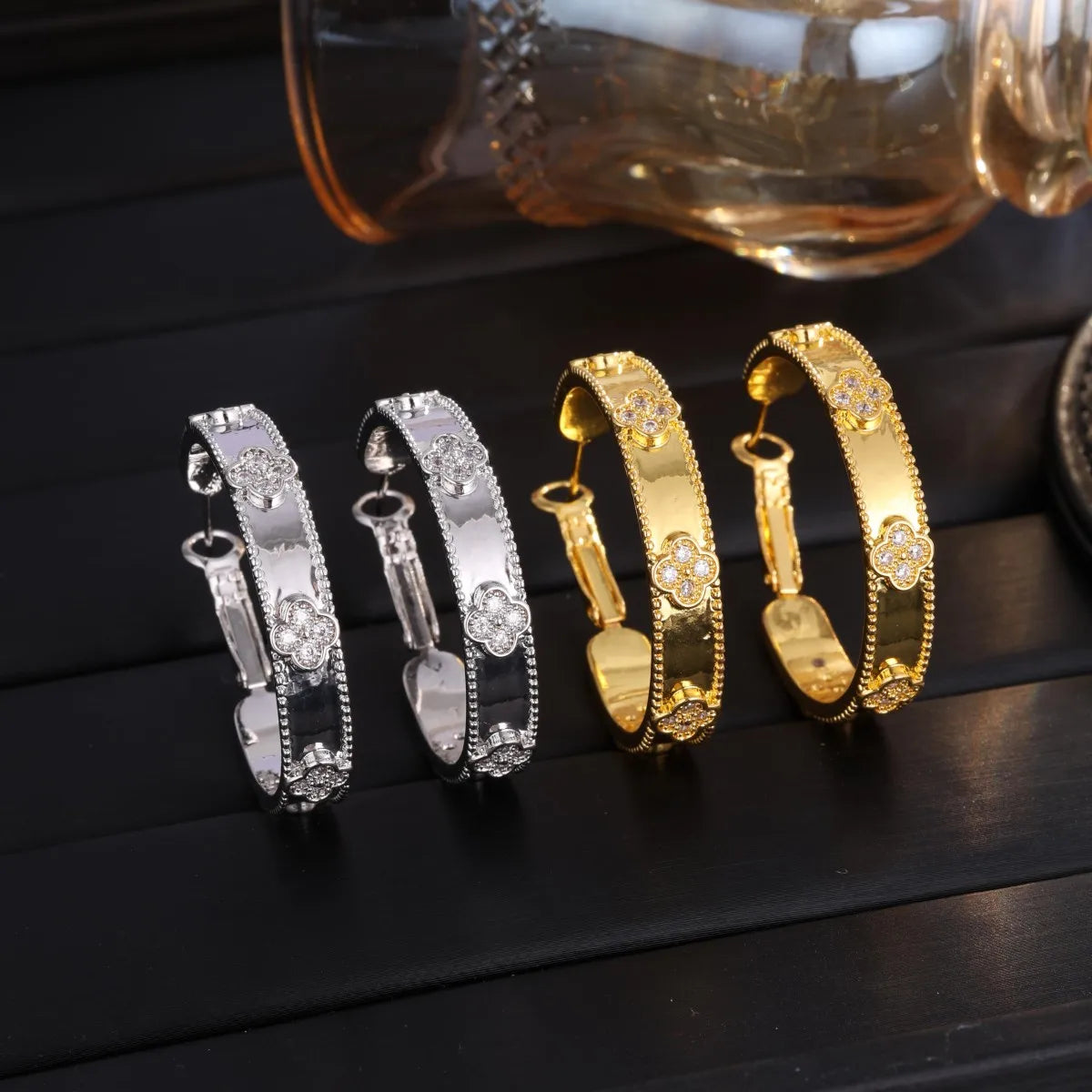 Luxuriöse ZAKOL Creolen mit vierblättriger Blume (18K vergoldet)