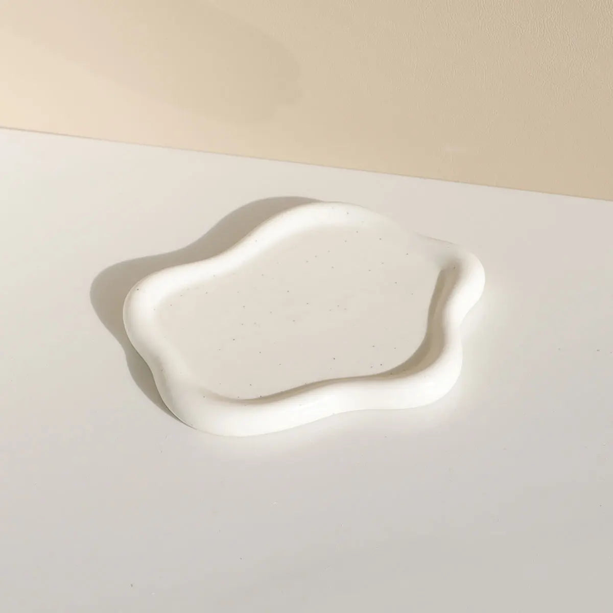 Elegante Keramik-Schmuckschale in Wolkenform