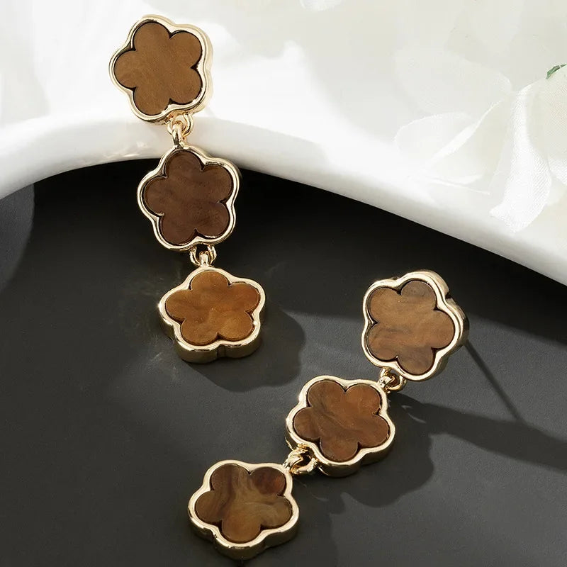 Charmante Ohrhänger mit Glücksmotiv (Fünfblättrige Blume)