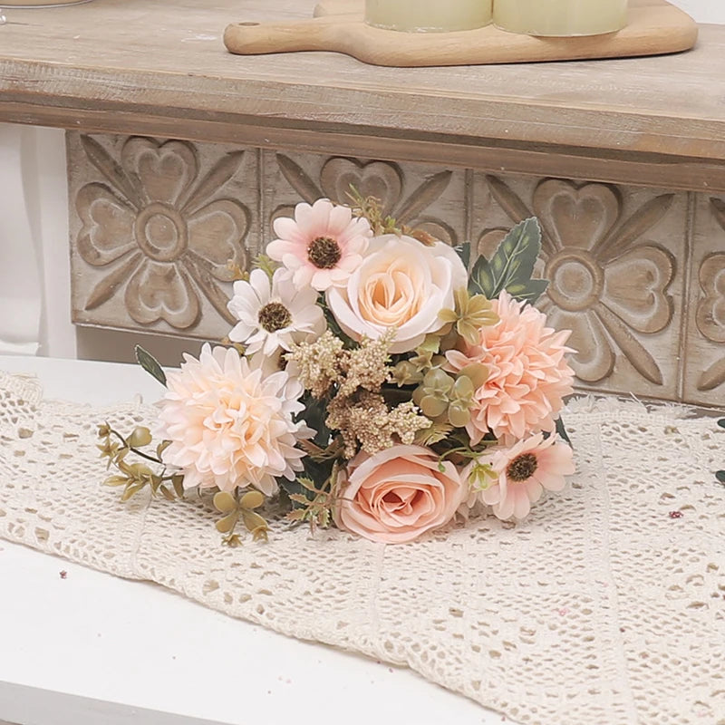 Seiden-Mischstrauß mit Rosen und Hortensien