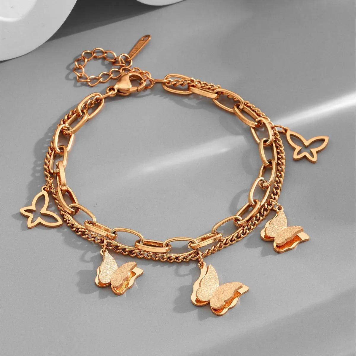 Elegantes Statement-Armband mit Schmetterlings-Charms
