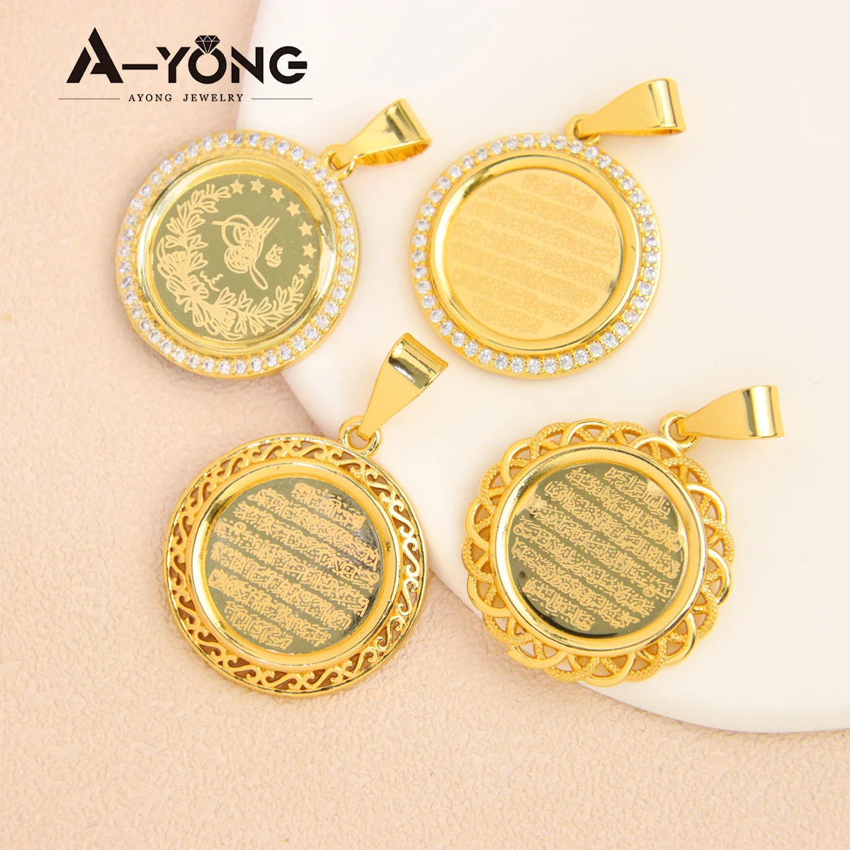 18k Vergoldeter Münz-Anhänger „Turquois Heritage“ – Traditioneller Charm