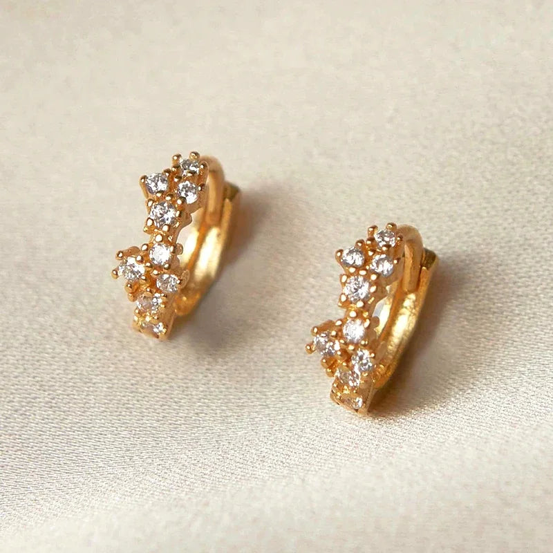 Luxuriöse Creolen mit unregelmäßigem Zirkon und Perlen-Akzenten