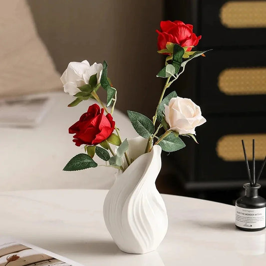 „Nordic Serenity“ – Moderne Tischvase aus Keramik