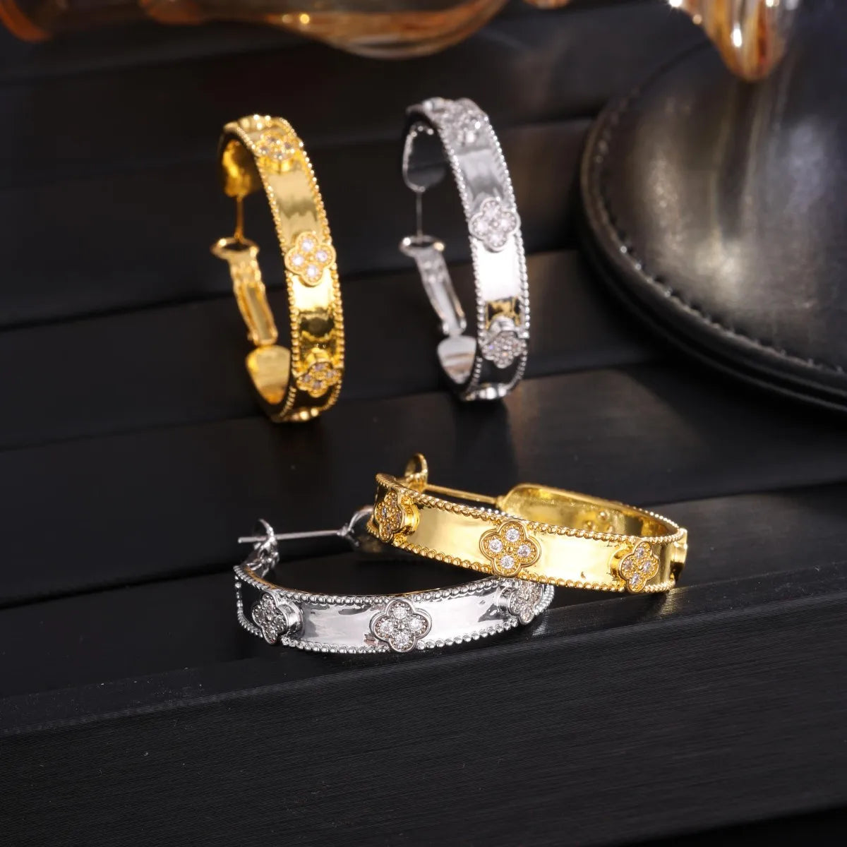 Luxuriöse ZAKOL Creolen mit vierblättriger Blume (18K vergoldet)