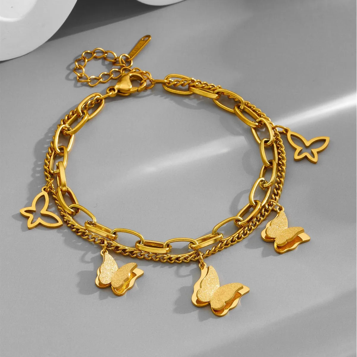 Elegantes Statement-Armband mit Schmetterlings-Charms