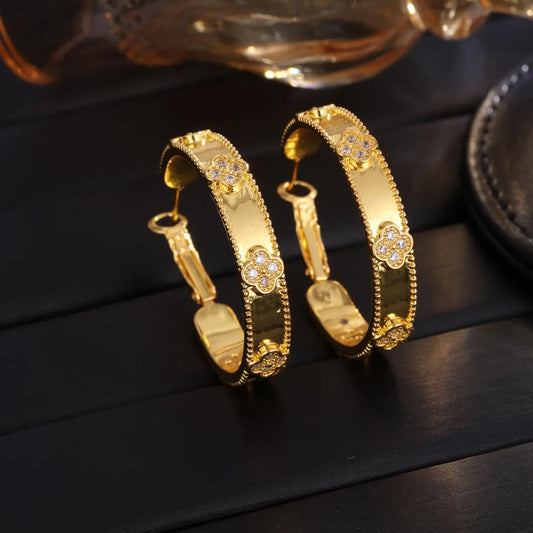 Luxuriöse ZAKOL Creolen mit vierblättriger Blume (18K vergoldet)