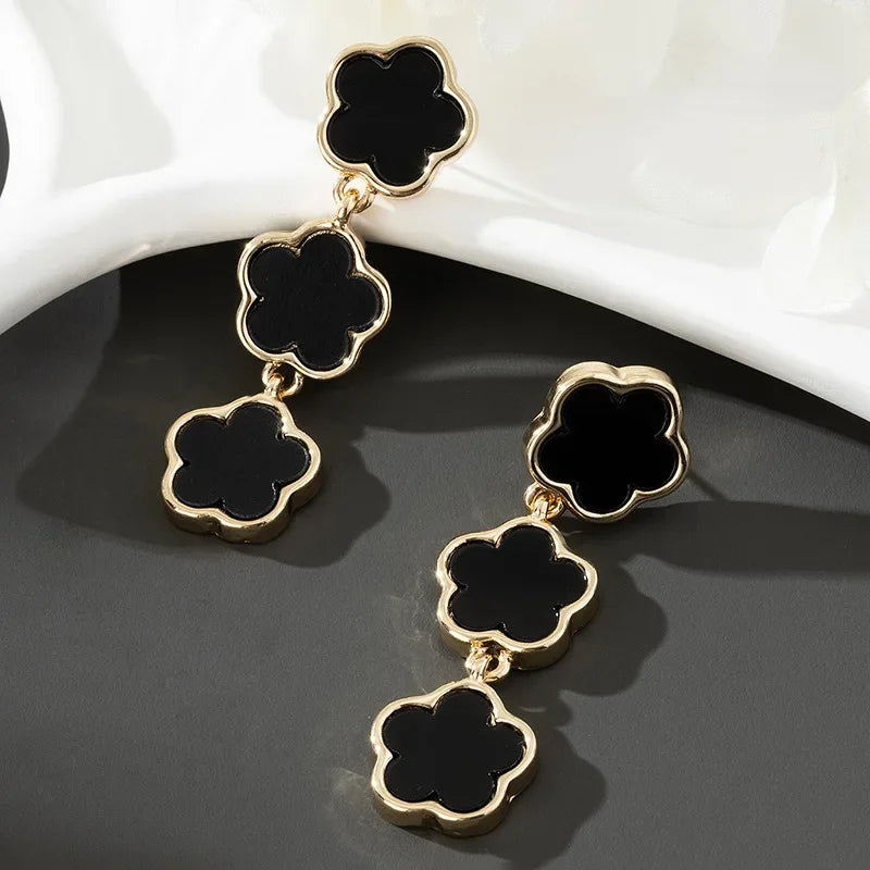 Charmante Ohrhänger mit Glücksmotiv (Fünfblättrige Blume)