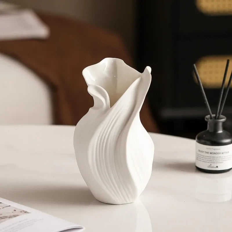 „Nordic Serenity“ – Moderne Tischvase aus Keramik