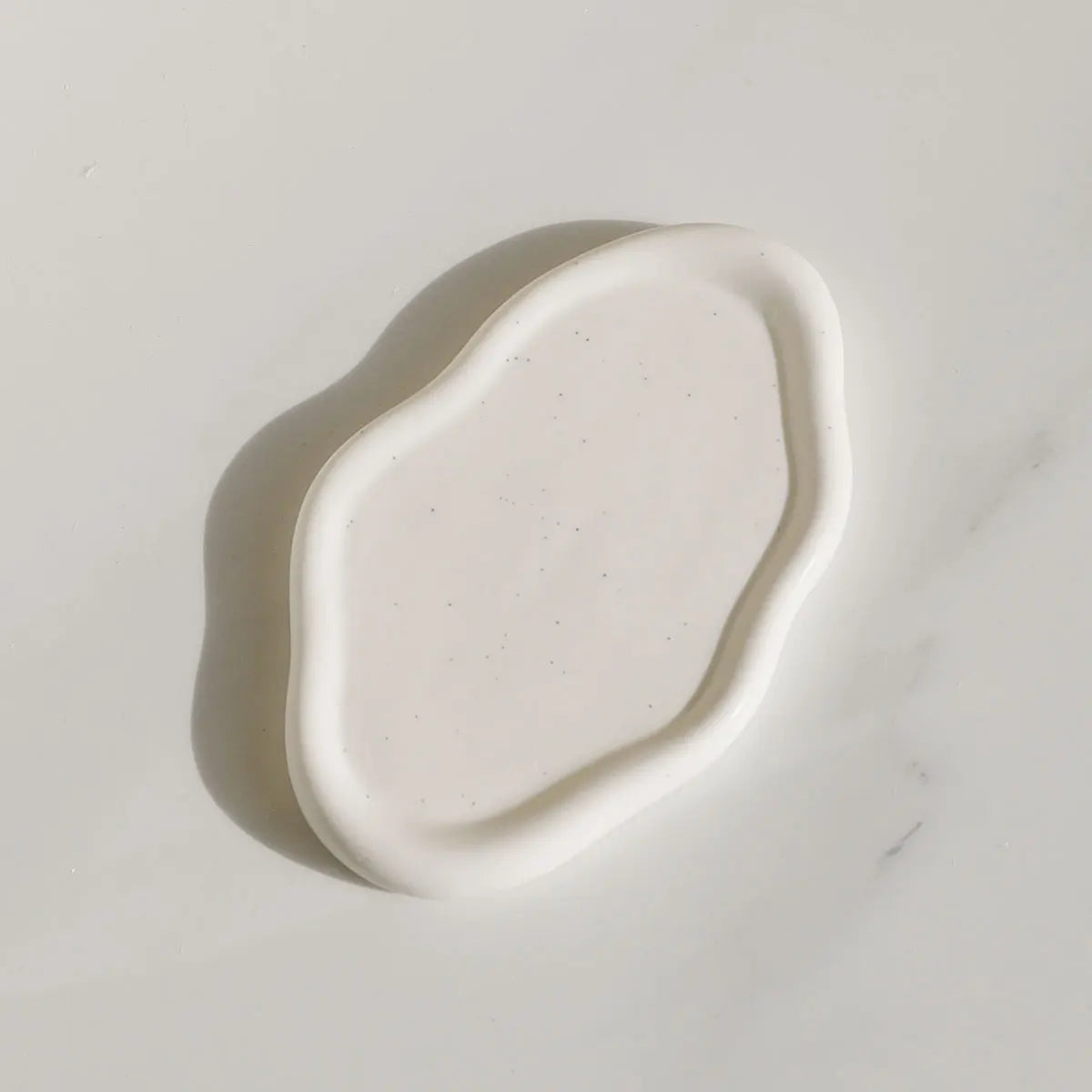 Elegante Keramik-Schmuckschale in Wolkenform