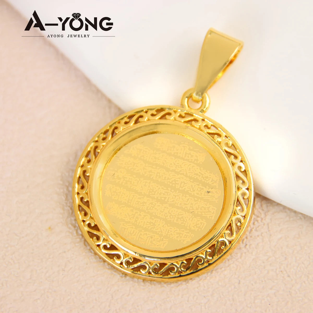 18k Vergoldeter Münz-Anhänger „Turquois Heritage“ – Traditioneller Charm