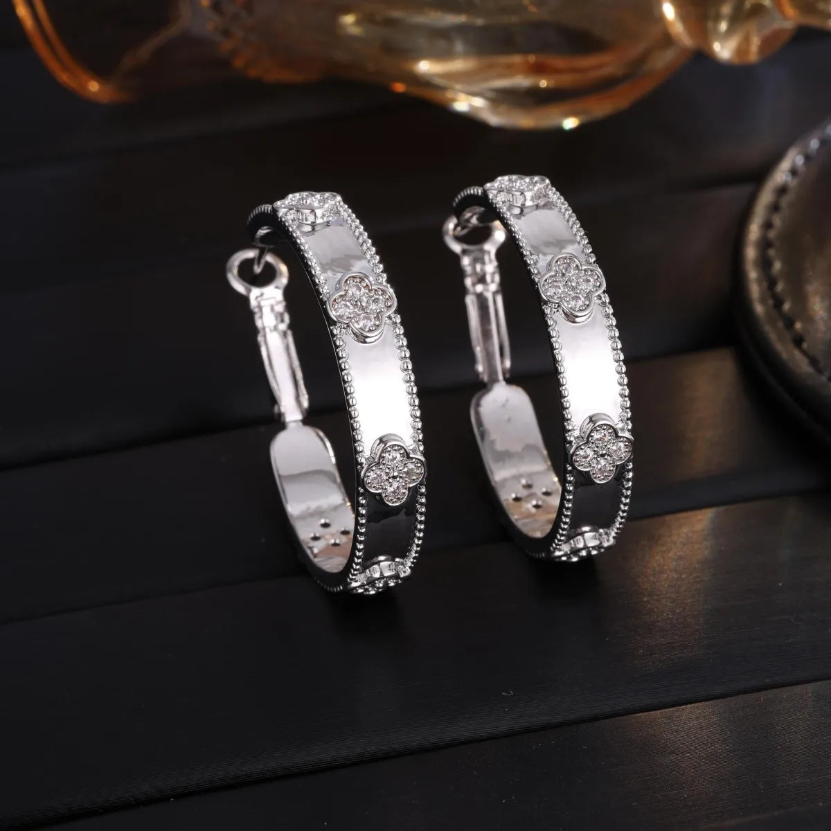 Luxuriöse ZAKOL Creolen mit vierblättriger Blume (18K vergoldet)