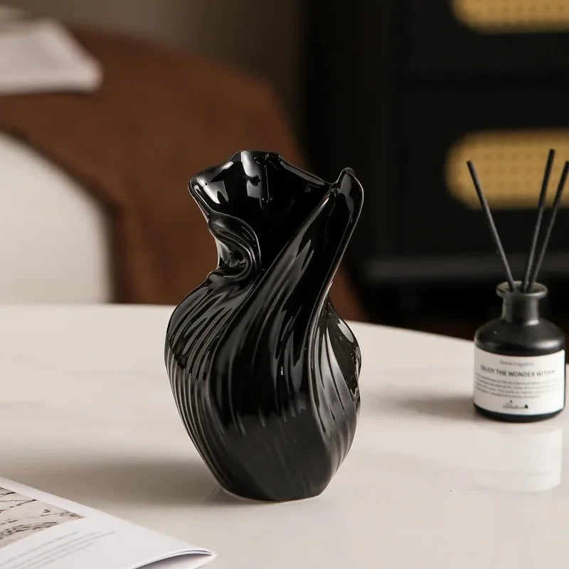 „Nordic Serenity“ – Moderne Tischvase aus Keramik