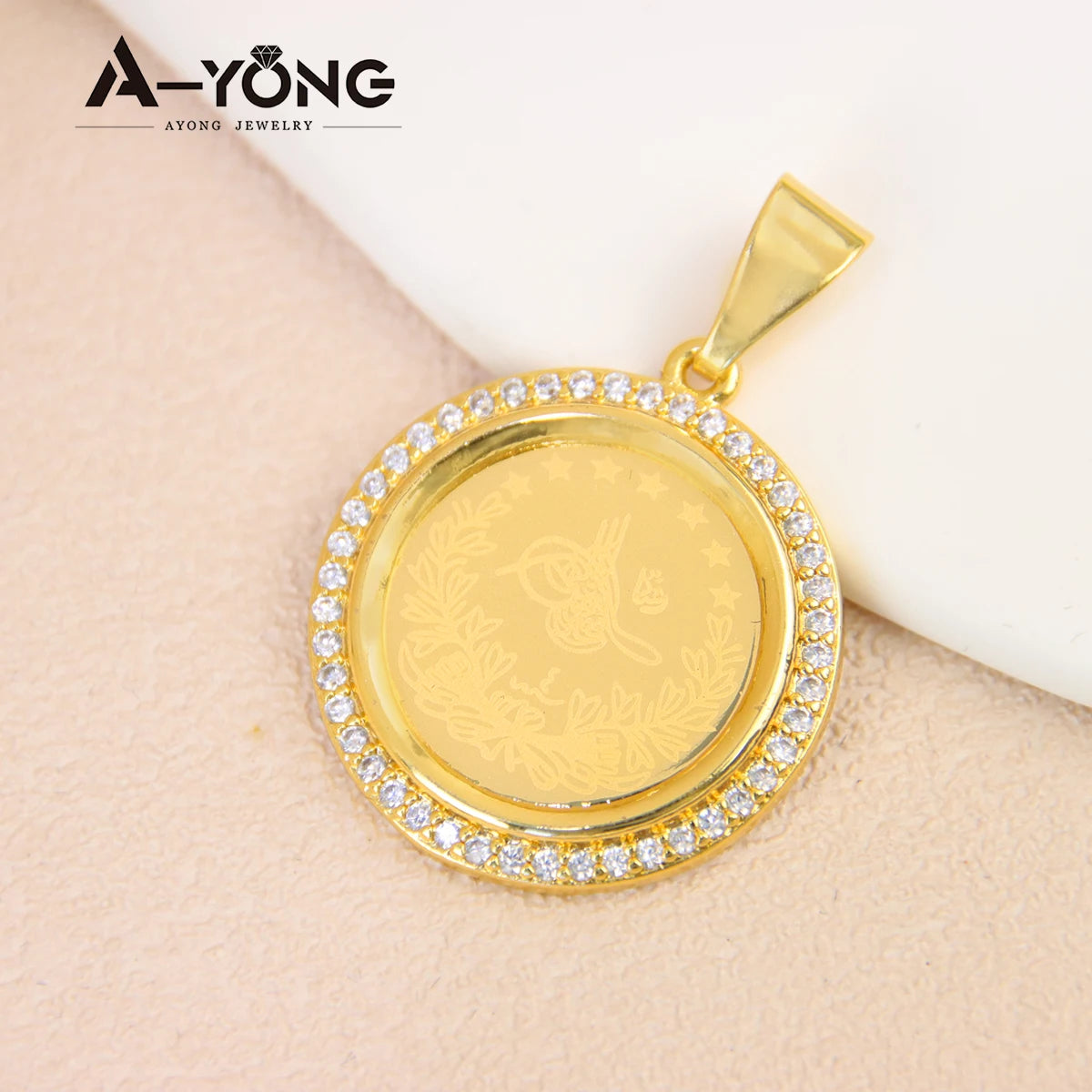 18k Vergoldeter Münz-Anhänger „Turquois Heritage“ – Traditioneller Charm