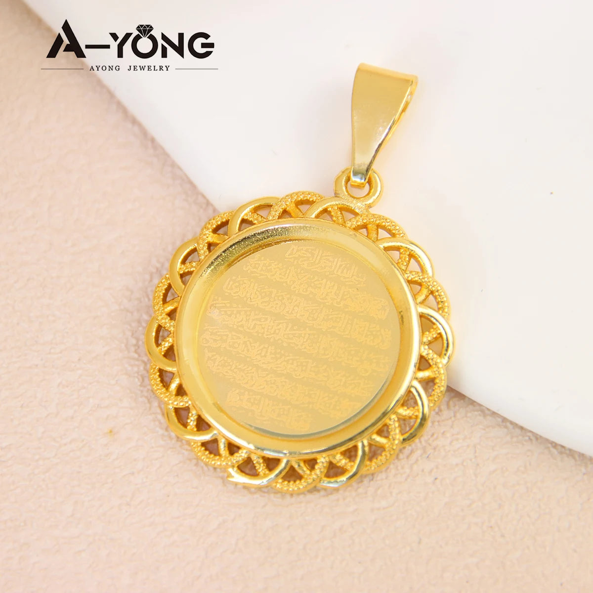 18k Vergoldeter Münz-Anhänger „Turquois Heritage“ – Traditioneller Charm