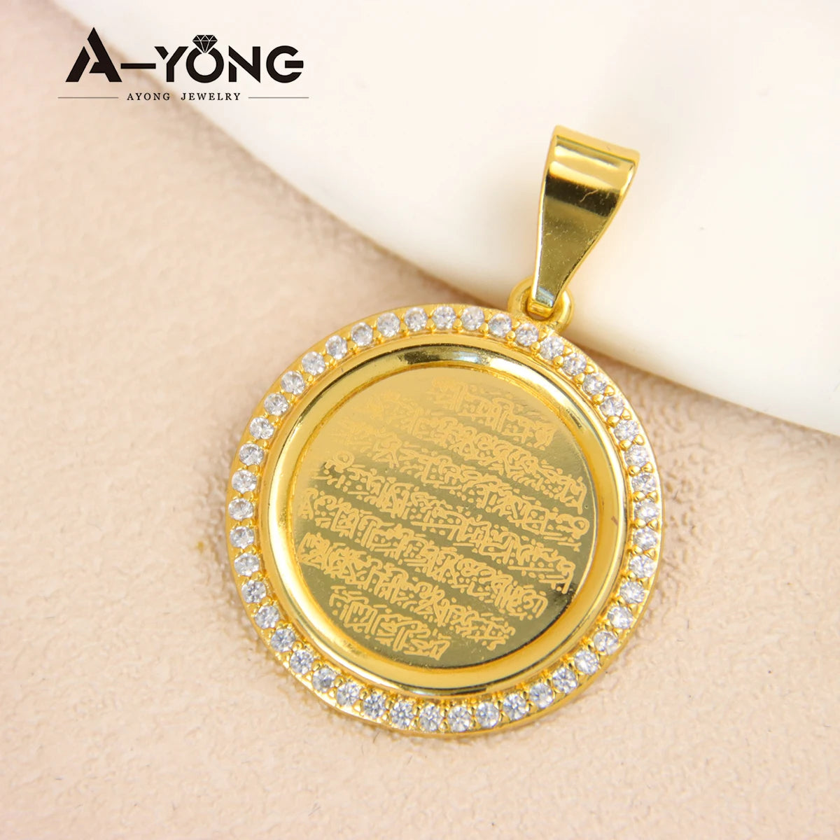 18k Vergoldeter Münz-Anhänger „Turquois Heritage“ – Traditioneller Charm