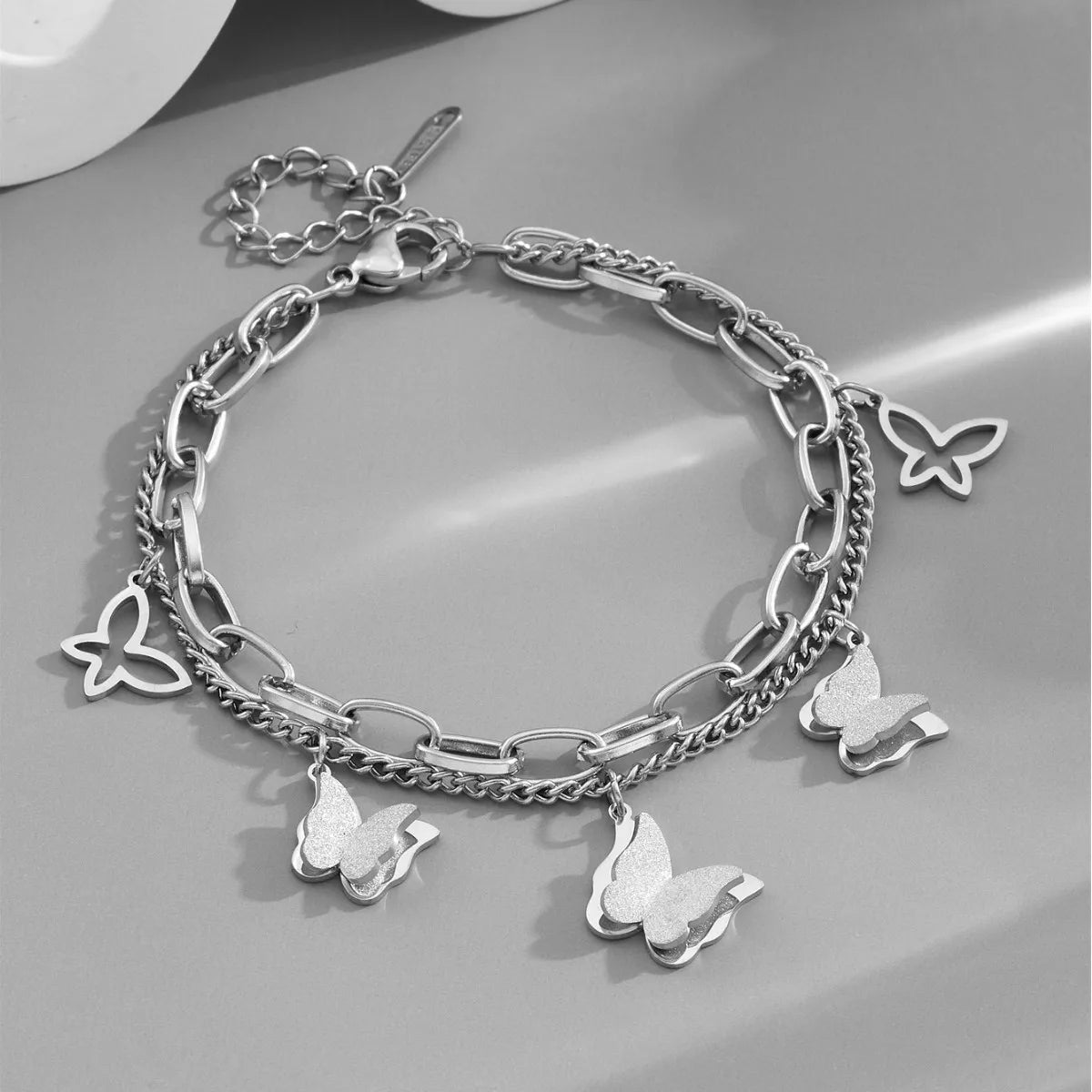 Elegantes Statement-Armband mit Schmetterlings-Charms