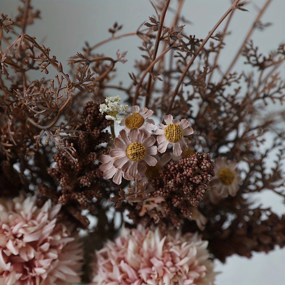 Moderner Blumenkugel-Strauß aus Kunstblumen