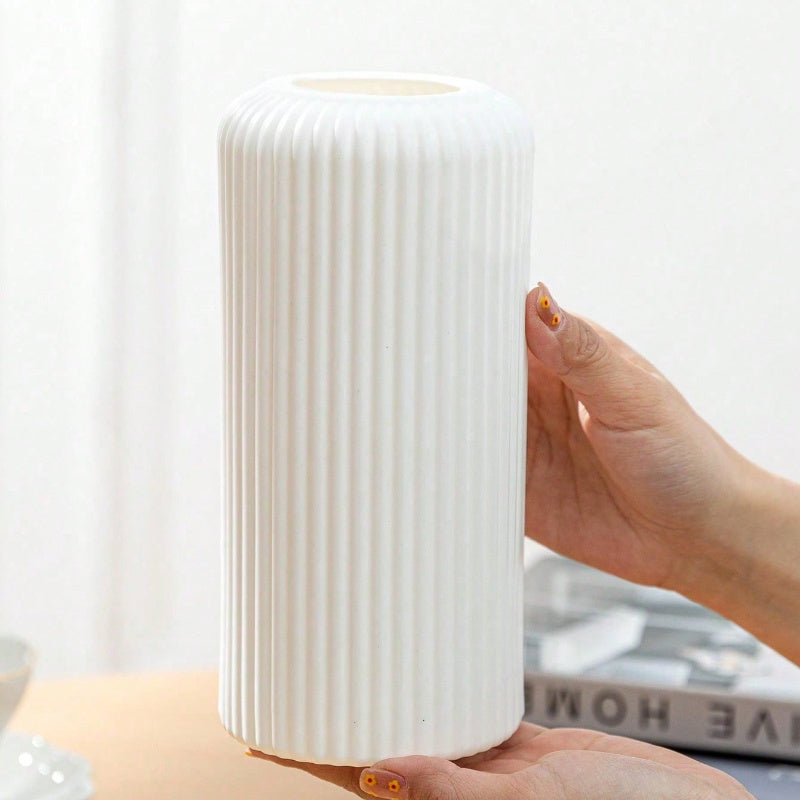 Elegante Weiße Gerippte Vase aus Kunststoff